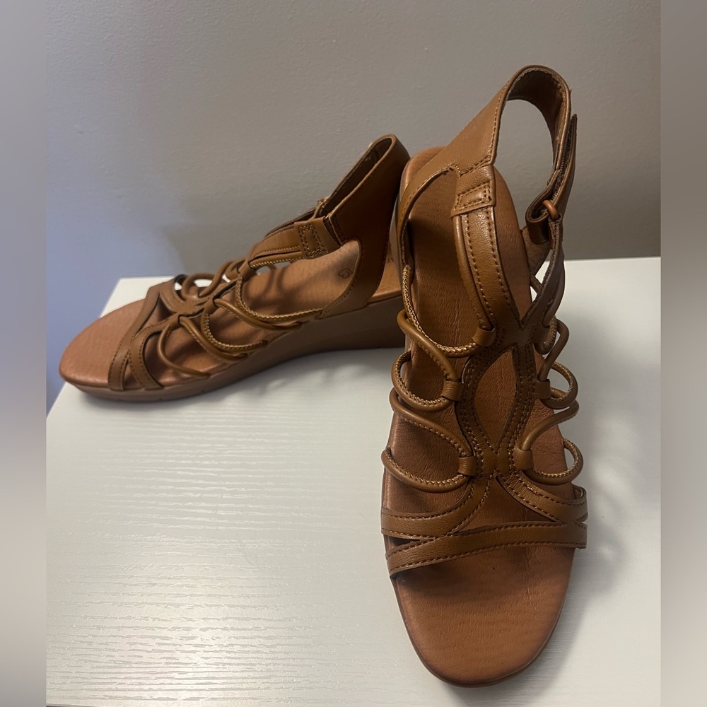 BareTraps Women's Brown Flats